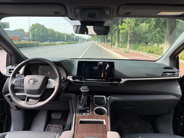 Toyota Sienna — Фото автомобиля 9