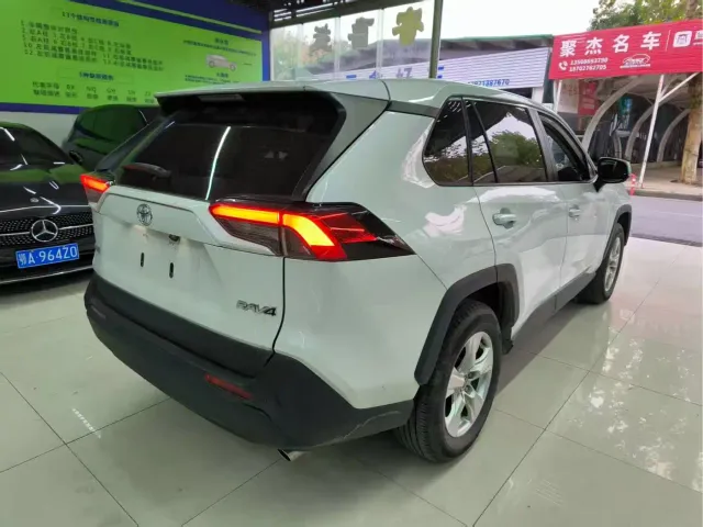 Toyota RAV4 — Фото автомобиля 3