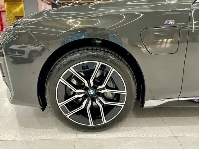 BMW i7 — Фото автомобиля 12