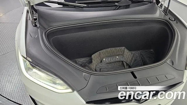 Tesla Model X — Фото автомобиля 6