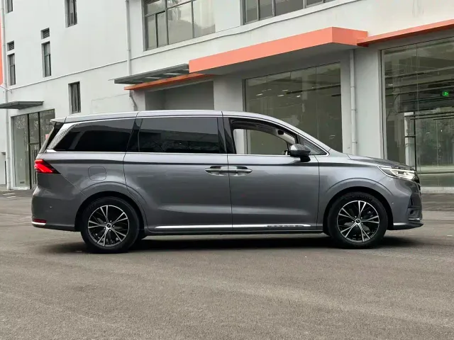 Roewe iMAX8 — Фото автомобиля 12