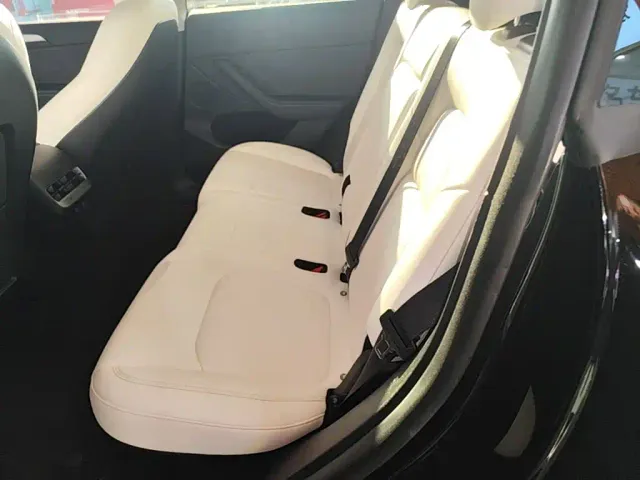 Tesla Model Y — Фото автомобиля 16