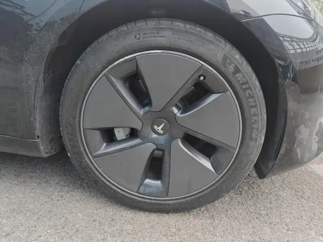 Tesla Model 3 — Фото автомобиля 6