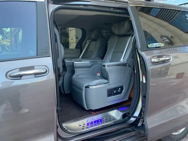 Toyota Sienna — Фото автомобиля 9