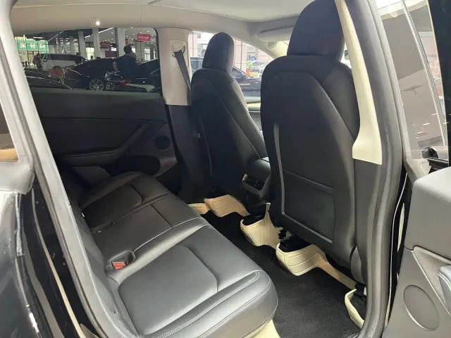 Tesla Model Y — Фото автомобиля 15
