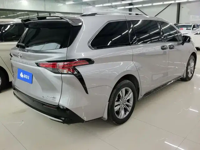 Toyota Sienna — Фото автомобиля 3