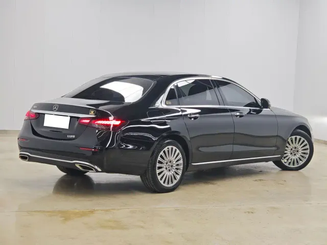 Mercedes-Benz E-Class — Фото автомобиля 4