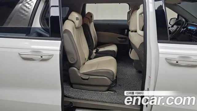 Kia Carnival Generation 4 — Фото автомобиля 11