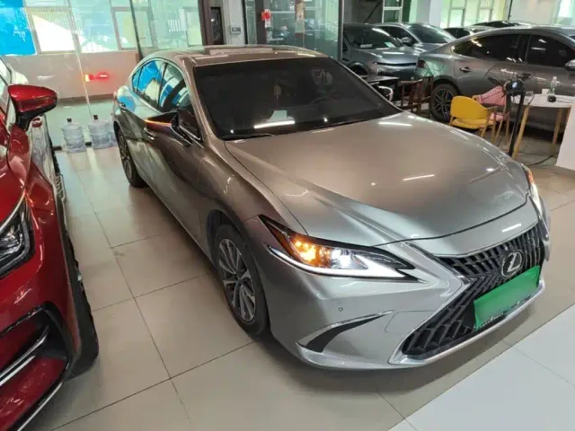 Lexus ES — Фото автомобиля 3