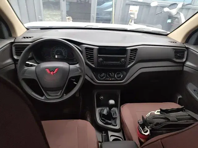 Wuling Hongguang V — Фото автомобиля 5