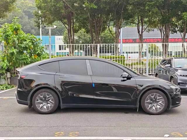 Tesla Model Y L — Фото автомобиля 4