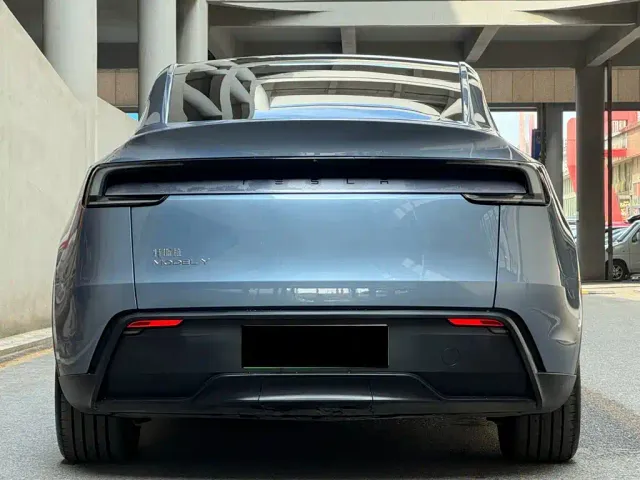 Tesla Model Y — Фото автомобиля 4