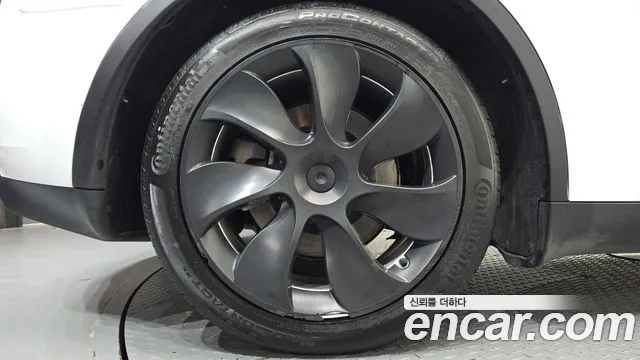 Tesla Model Y — Фото автомобиля 5