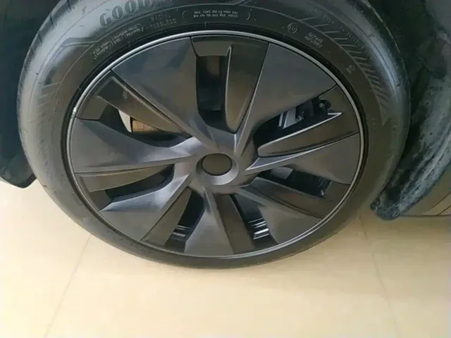 Tesla Model Y — Фото автомобиля 22
