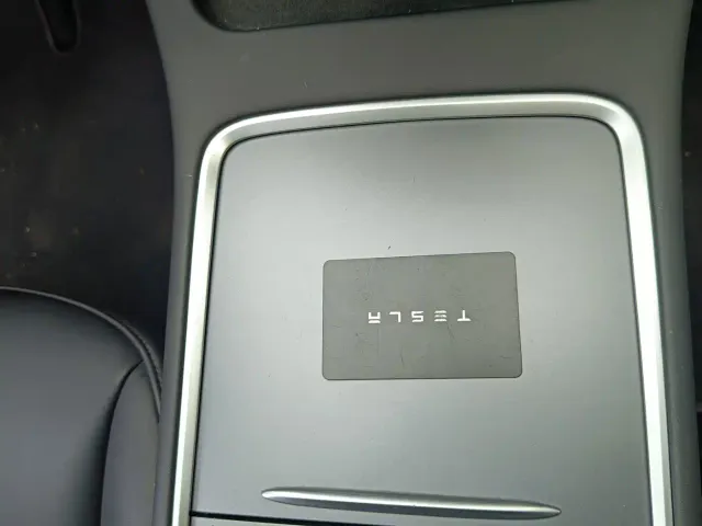 Tesla Model Y — Фото автомобиля 18