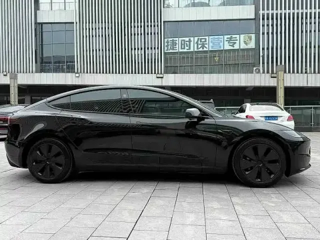 Tesla Model 3 — Фото автомобиля 4