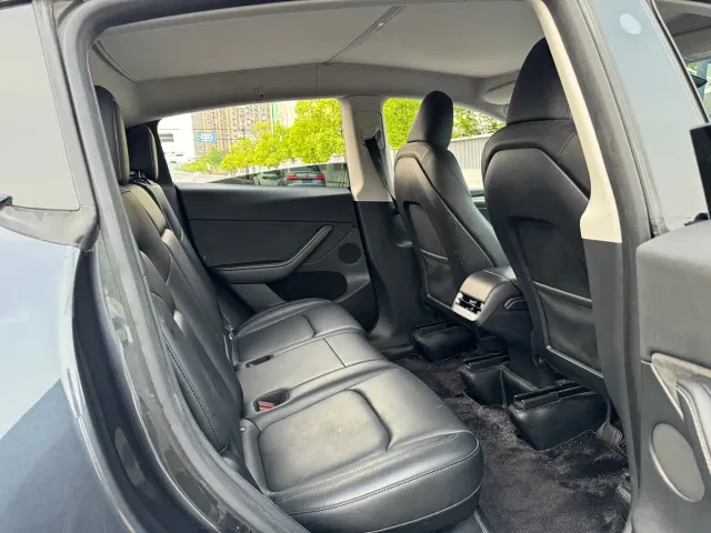 Tesla Model Y — Фото автомобиля 12