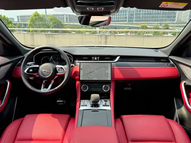 Jaguar F-Pace — Фото автомобиля 10