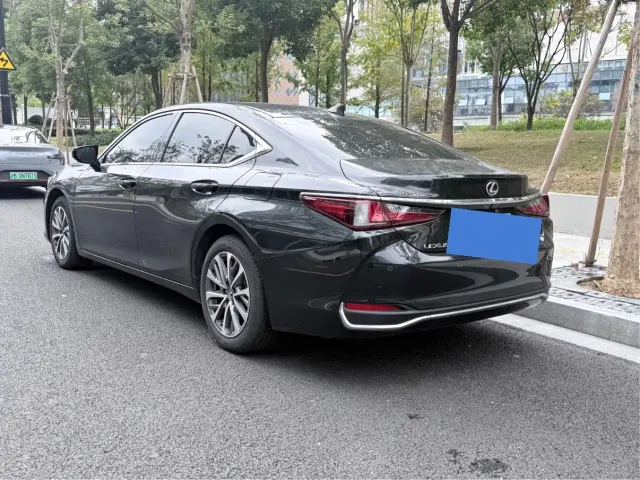 Lexus ES — Фото автомобиля 3