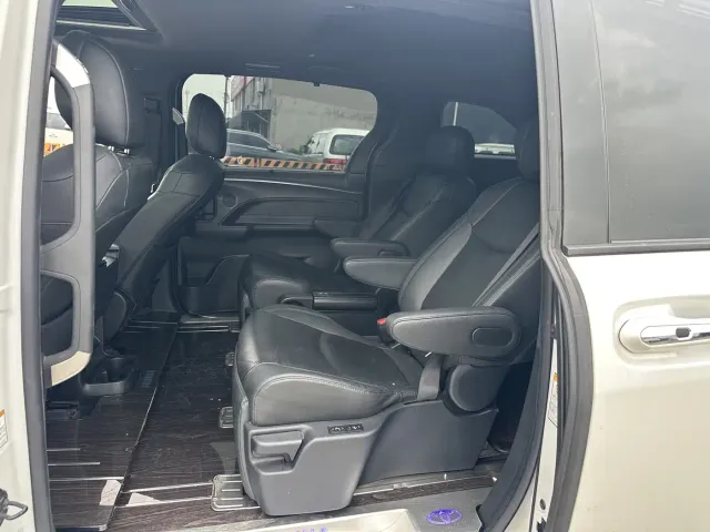 Toyota Sienna — Фото автомобиля 8