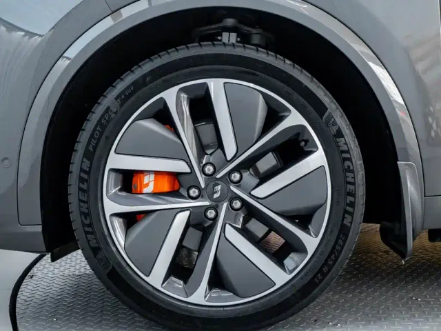 Li Auto L9 — Фото автомобиля 12