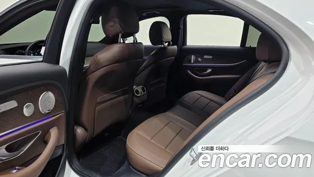 Mercedes-Benz E-Class — Фото автомобиля 21