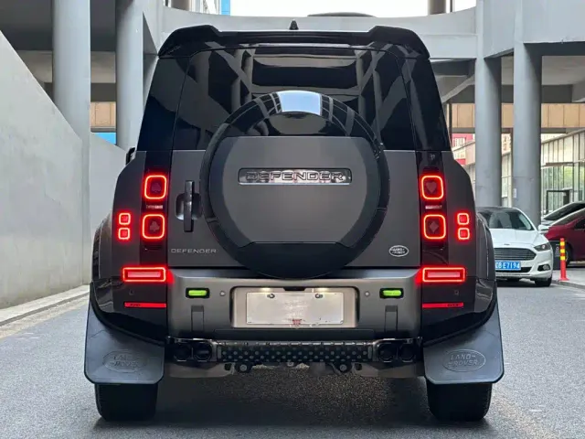 Land Rover Defender — Фото автомобиля 4