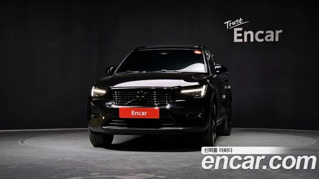 Вольво XC40 B4 Black Edition — Фото автомобиля 3