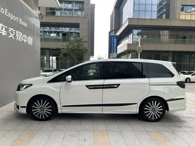 Honda Elysion 2022 2.0L e:HEV Supreme Edition — Фото автомобиля 3