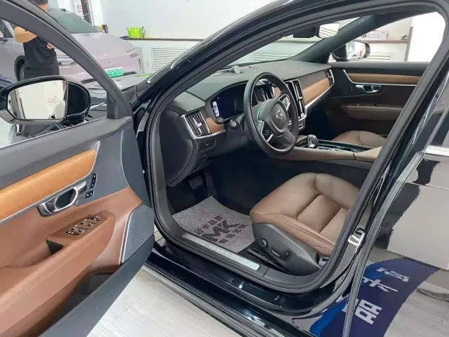 Volvo Volvo S90 2022 B5 Momentum Luxury Edition — Фото автомобиля 4