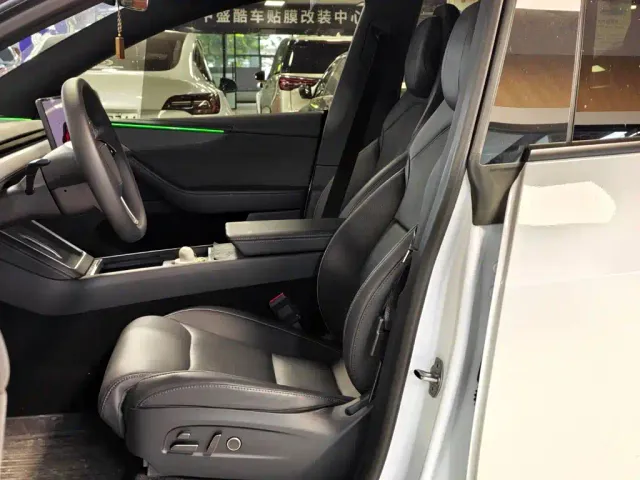 Tesla Model Y L — Фото автомобиля 9