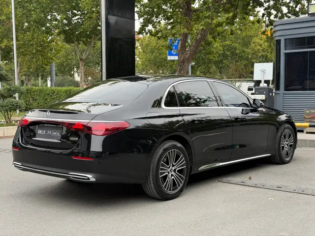 Mercedes-Benz E-Class — Фото автомобиля 4