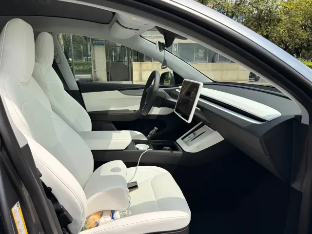 Tesla Model Y — Фото автомобиля 11