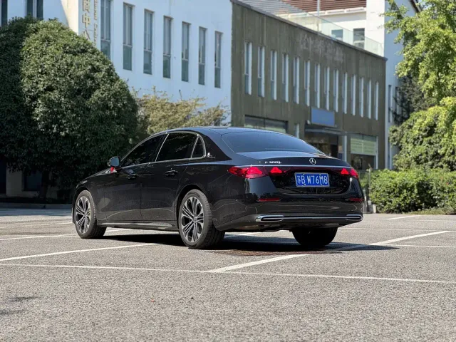 Mercedes-Benz E-Class — Фото автомобиля 4