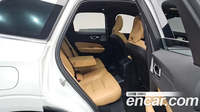 Вольво XC60 — Фото автомобиля 12