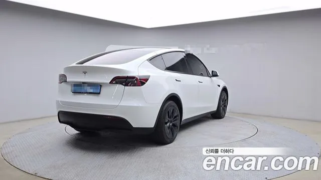 Tesla Model Y — Фото автомобиля 2