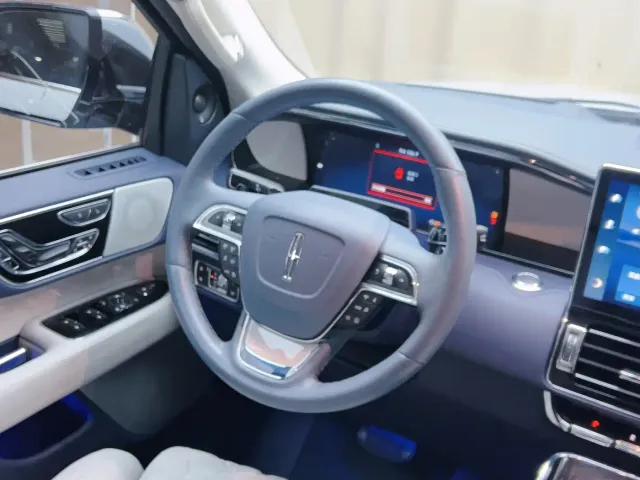 Lincoln Navigator One — Фото автомобиля 20