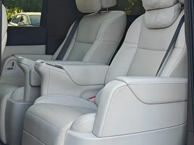 Li Auto MEGA — Фото автомобиля 10