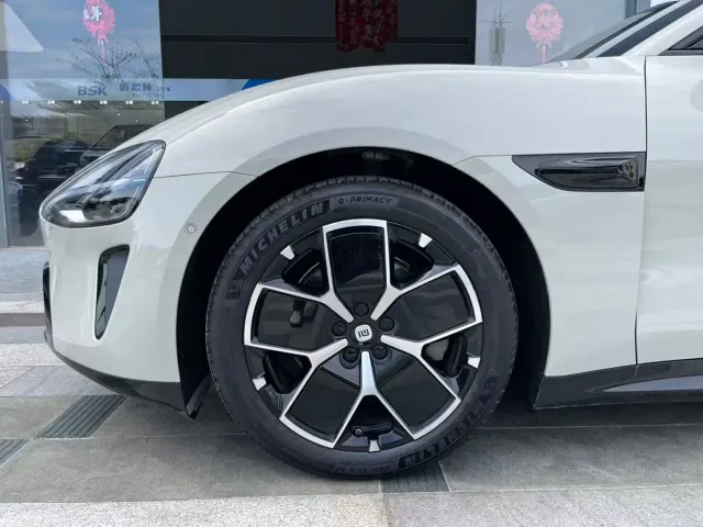 Xiaomi SU7 — Фото автомобиля 4