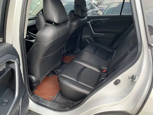 Toyota RAV4 — Фото автомобиля 5