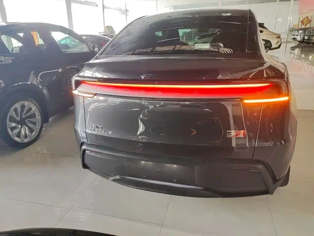 Tesla Model Y — Фото автомобиля 5