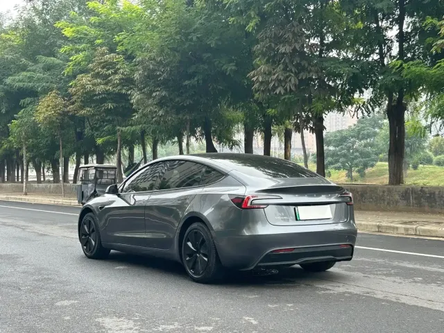 Tesla Model 3 — Фото автомобиля 7