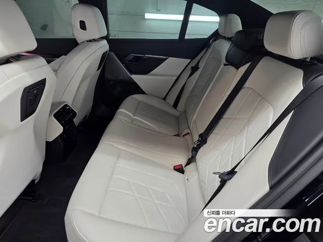 BMW 5 Series G60 — Фото автомобиля 10