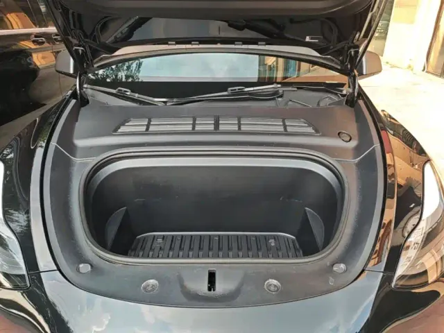 Tesla Model Y — Фото автомобиля 19