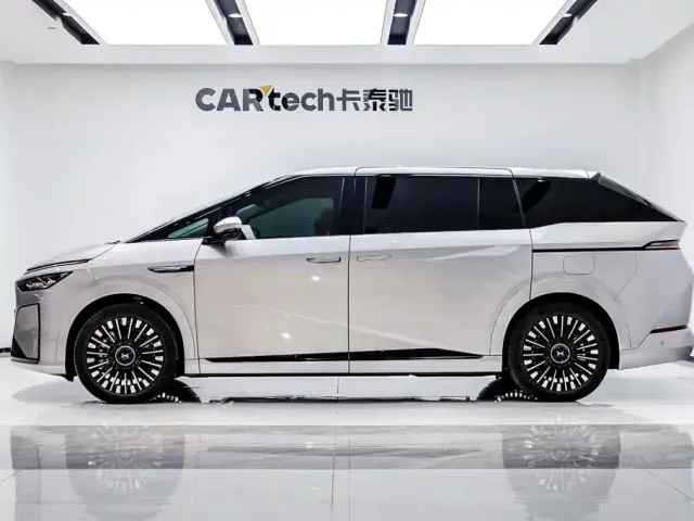Xpeng X9 — Фото автомобиля 3