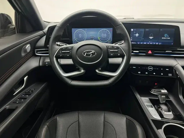 Hyundai Elantra — Фото автомобиля 18