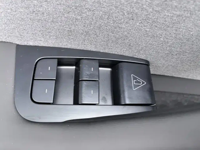 Tesla Model Y — Фото автомобиля 9