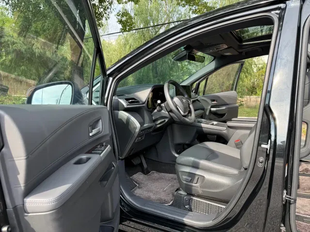 Toyota Sienna — Фото автомобиля 5
