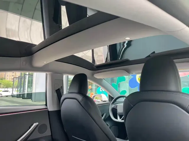 Tesla Model 3 — Фото автомобиля 9