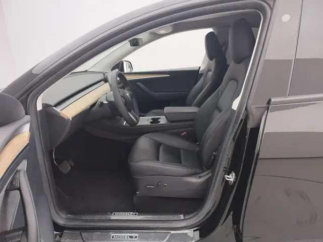 Tesla Model Y — Фото автомобиля 10